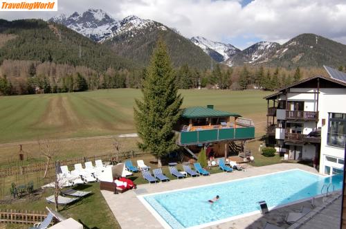 sterreich: Ansicht-New-Life-Hotel-Holzleiten / Das Hotel Holzleiten mit Pool