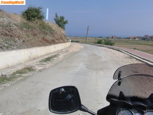 Albanien: biker-2-franz-193 / von Mazedonien über die Grenze in das kleine Dorf Lin (Albanien)