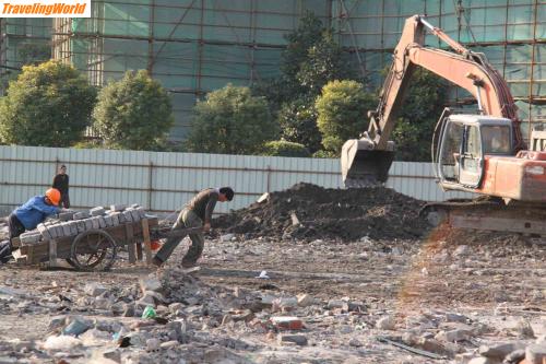 China: 8.jpg / das ist teilweise unglaublich was die menschen hier leisten. 300 hochhäuser pro jahr aus menschenhand, 24 stunden rund um die uhr arbeit. da bekommt drei schicht system eine ganz andere bedeutung. die stadt ist immer an, schläft nie.