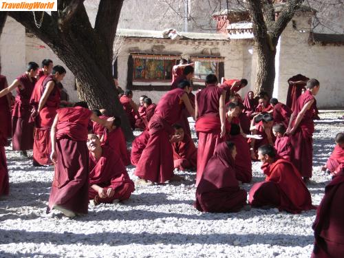 China: RIMG0351 / Mönche beim Diskutieren