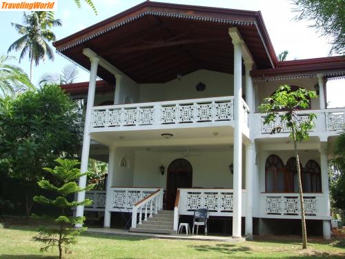 Sri Lanka: 45DSCF1271 / Romantic Villa Rückansich.
Auf der Terrasse (unten) wird gegessen; mit Blick auf den anliegenden Fluss einen
Blumengarten. Die Balkons rechts wie links gehören zu den Apartments.
Etwas klein aber oho.   