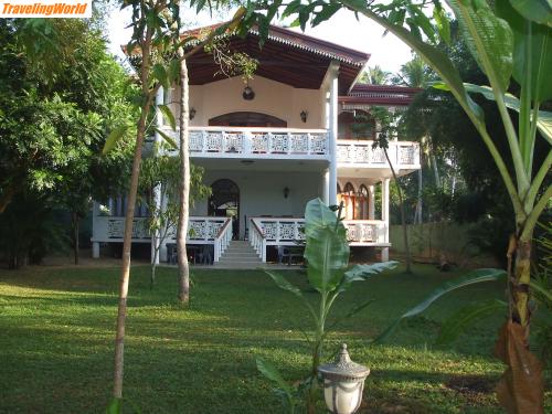 Sri Lanka: 60DSCF2107 / Romantic River Garden.
Oben ist eine Riesen-Suite (ca. 70qm) + Schlafzimmer u.s.w. mit einer ungefähr
20qm Terasse/Tanzfläche. Echt cool, vor allem bei Sonnenaufgang... 

