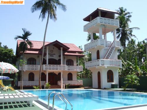 Sri Lanka: 30DSCF1231 / Romantic Villa mit Pool und Wasserturm.
Mitten in einem ehem. Palmenhain, unweit der Hauptstrasse nach Colombo, dennoch
sehr ruhig gelegen (ca. 1500m vom Strand).
Super Ausblick vom Wasserturm in den tropischen Regenwald ringsherum. 