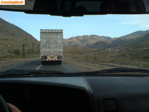 Kirgisistan: 055 / Vom Issyk Kul über die Berge nach Biskek im Taxi. Vor uns ein LKW aus China.