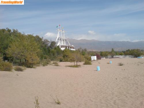 Kirgisistan: 010 / Strand am Issyk Kul - in Hintergrund das \"Restaurantschiff\" - es ist aber nur in den Sommermonaten geöffnet.