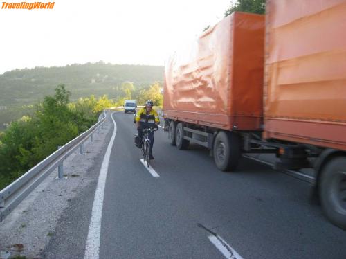 Bosnien und Herzegowina: IMG_4247 / Selbst der Schwerverkehr hält E(wald) nich auf, er kämpft weiter!