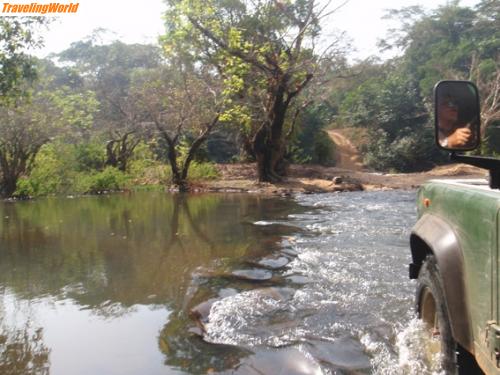 Sierra Leone: Wasserdurchfahrt-mit-LR / Auf dem Weg zu den Loma Mountains