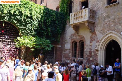 Italien: K1600_DSC04143 / Dichtes Gedränge am Bakon von Romeo und Julia \"Verona\"