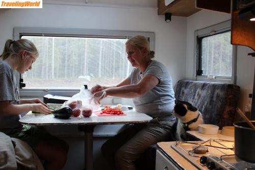 Finnland: IMG_5531 / Meine Familie beim Kochen