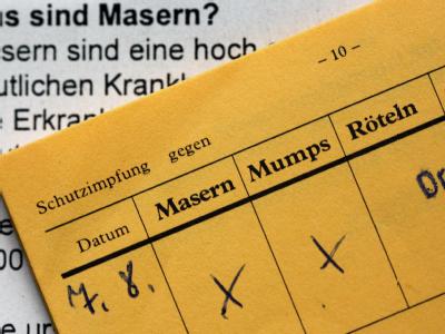 Impfbuch mit Masern-Impfung