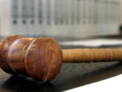 H&ouml;lzerner Hammer auf Richterbank