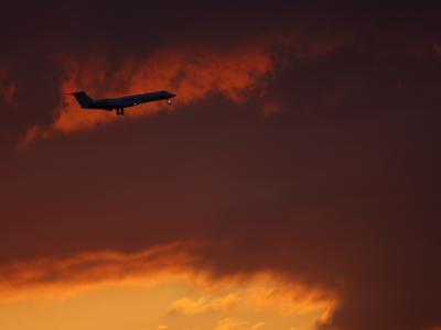 Flugzeug in der Abendd&auml;mmerung